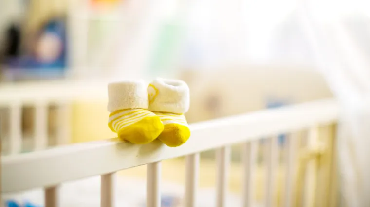 Tragedija u Starigradu: Ugu&scaron;ila se beba od 10 mjeseci, zapela u krevetiću