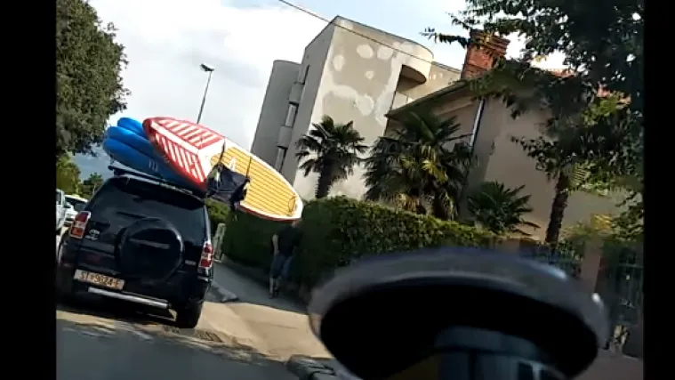 Čuvaj glavu, ide daska! Splićani pješaci morali paziti na sebe zbog propusta jednog vozača