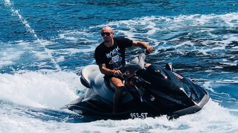 '&Scaron;ta uradi od sebe sine? Reci mi da je foto&scaron;op!'