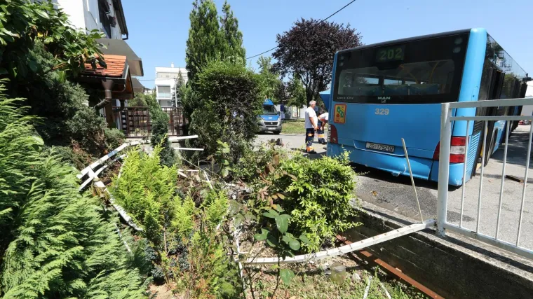 FOTO Bizarna nesreća u Zagrebu: ZET-ov vozač oti&scaron;ao po gablec, a autobus s putnicima udario u kuću