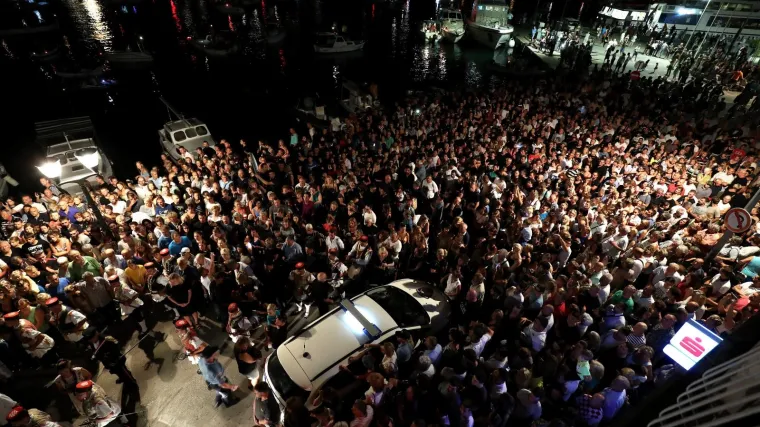 Emotivni doček uz klapsku pjesmu: Oliver Dragojević uplovio u svoju Vela Luku