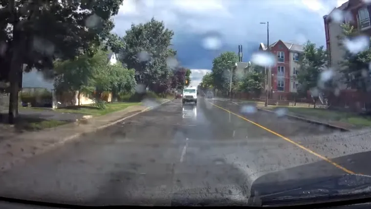Nije li ovo zadovoljavajuće? U Kanadi snimljen vozač koji prolazi preko svake lokve i polijeva pje&scaron;ake