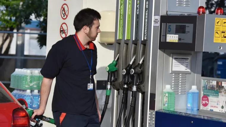 Novi tro&scaron;ak za vozače: Drastičan rast cijena goriva, evo koliko ćete vi&scaron;e plaćati za tank