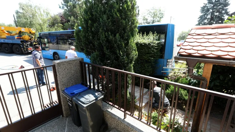 ZET-ov autobus s putnicima, ali bez vozača, zavr&scaron;io u dvori&scaron;tu obiteljske kuće na Kozjaku