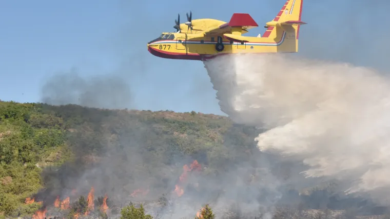 Na požari&scaron;te kod Plana upućeni kanader i helikopter