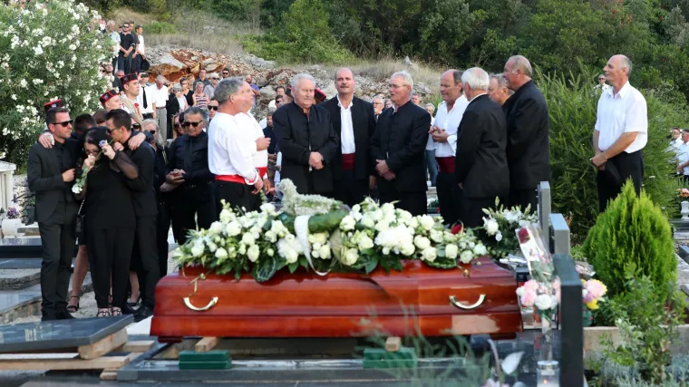 Nepregledna kolona ljudi  pozdravila Olivera: 'Adio, kapetanu. Neka ti je mirno more'