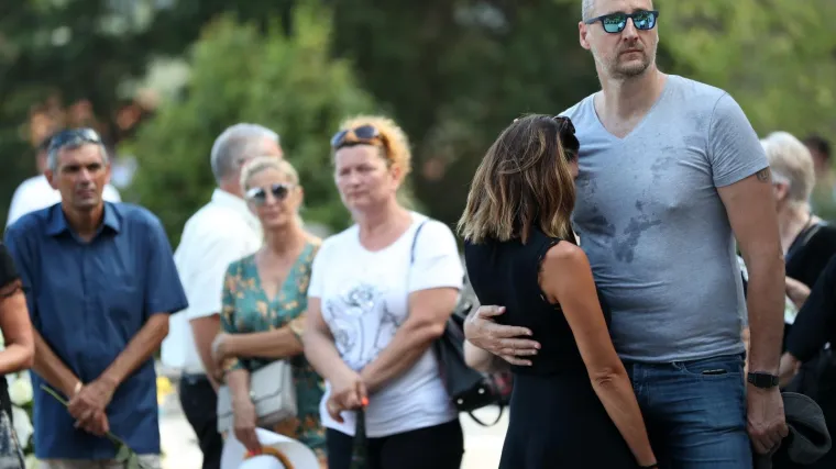 'Cili dan cmizdrin i nije me briga. Zaslužija je svaku suzu'