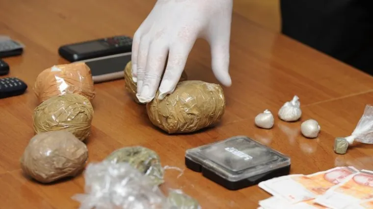 Pali s pola kilograma kokaina, par kila marihuane, kilom amfetamina, ecstasyja...