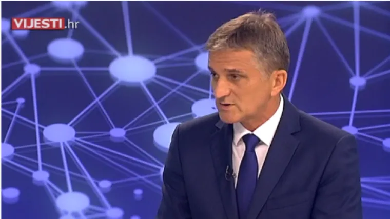 Svi znamo da muhe idu na slatko: ministar Goran Marić nije se dao smesti kada ga je tijekom intervjua 'napala' muha