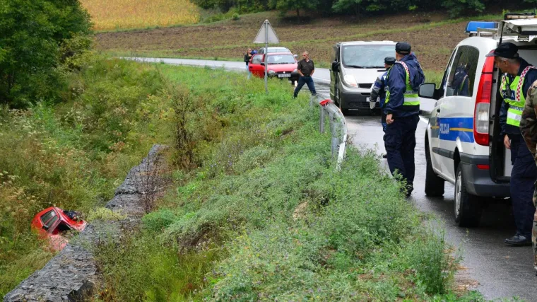 Mlada vozačica sletjela u kanal na pružnom prijelazu, jedna osoba poginula, dvije teško ozlijeđene
