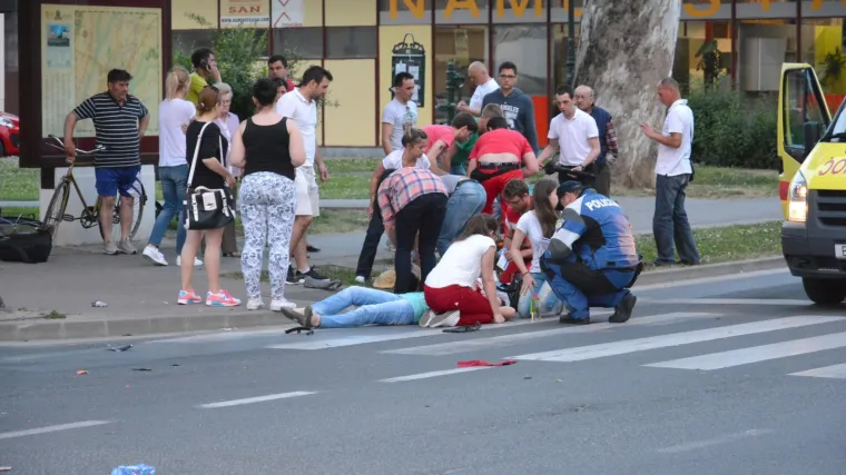 Mladi pijani motociklist (16) naletio na pješakinje na nogostupu i ubio 18-godišnjakinju