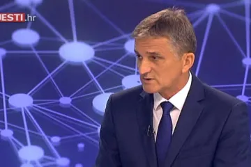 Svi znamo da muhe idu na slatko: ministar Goran Marić nije se dao smesti kada ga je tijekom intervjua 'napala' muha