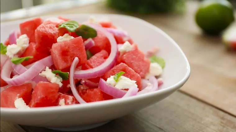 Imamo idealno osvježenje za vruće dane! Isprobajte ove brze ljetne salate sa Salakis sirom