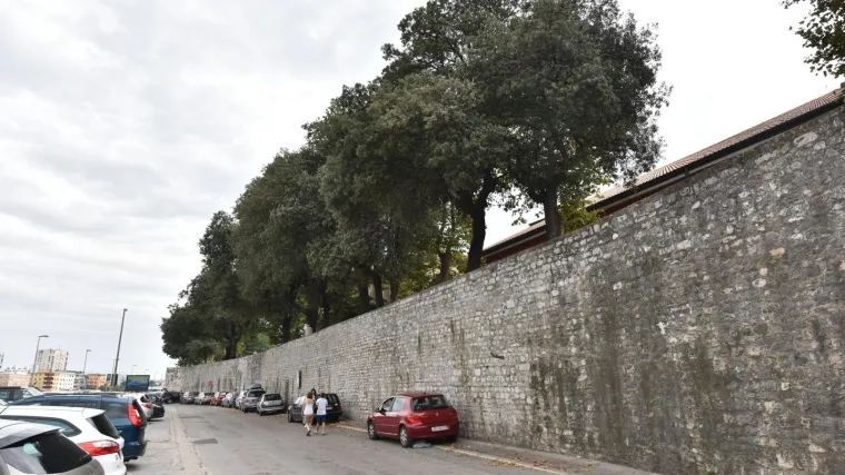 Mladi Nizozemac (21) pao s gradskih bedema visokih desetak metara, preminuo je u bolnici