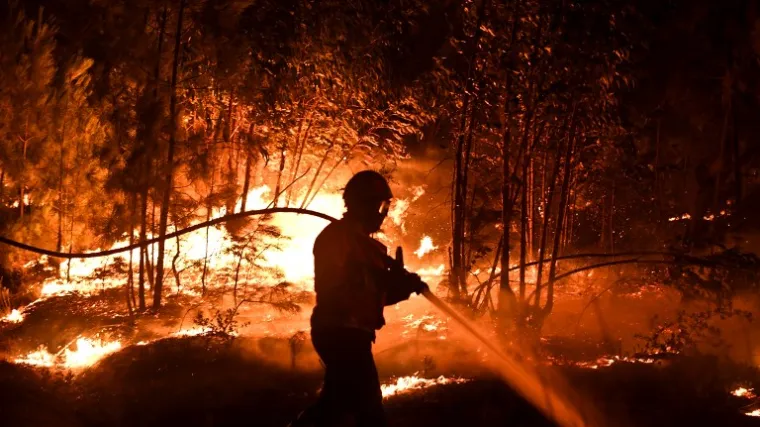 S vatrom se bori 400 vatrogasaca, zemlja u najvi&scaron;em stupnju pripravnosti