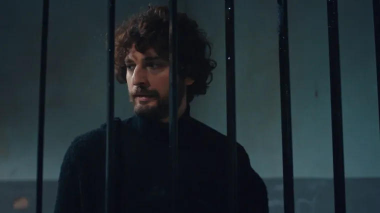 Kerim odustaje od puta, opija se i zavr&scaron;i u pritvoru dok Hulija rađa djevojčicu (Djevojka sa sela)