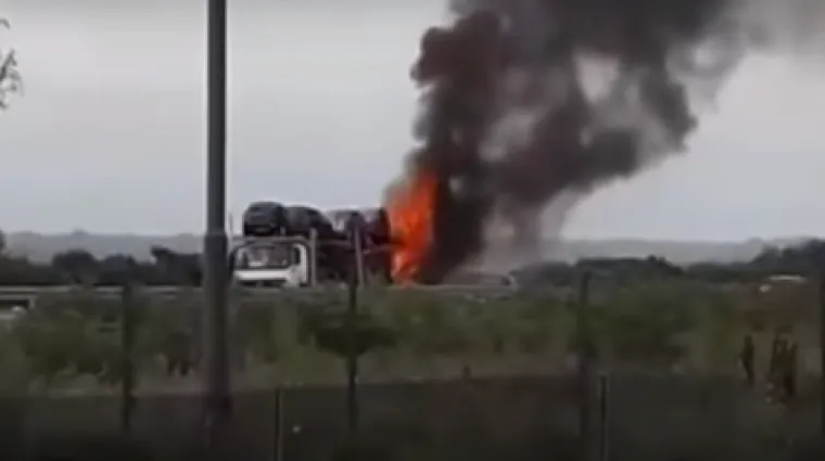 U požaru nije bilo ozlijeđenih, a promet tom dionicom je zatvoren