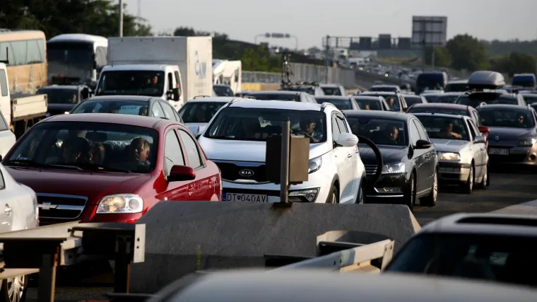Kolone su od ranog jutra, gužve na trajektima, a već je bilo i nesreća