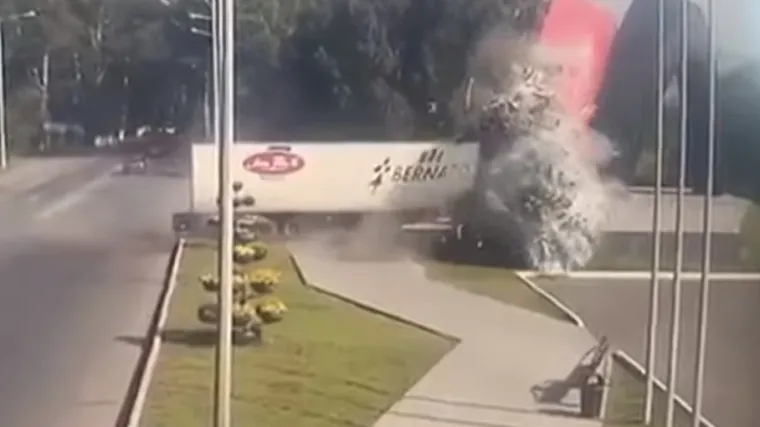 Kamion punom brzinom preletio preko ceste i udario u betonski spomenik. Vozač nije imao šansu preživjeti