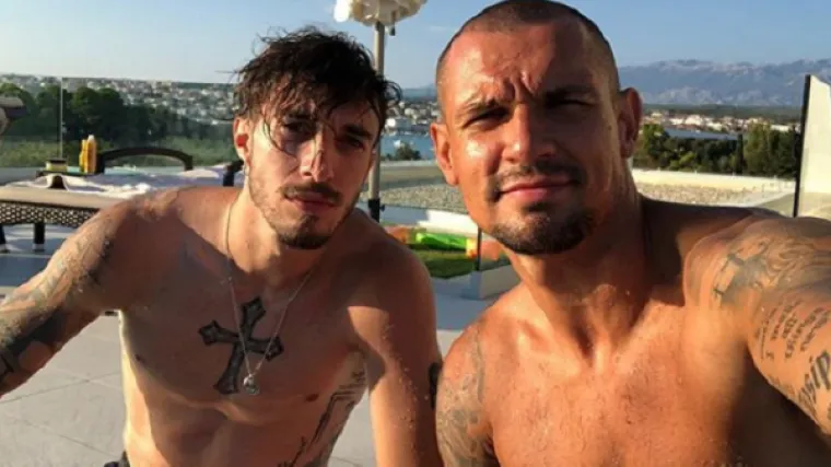 Dinamični duo odu&scaron;evio obožavateljice fotkom bez majica