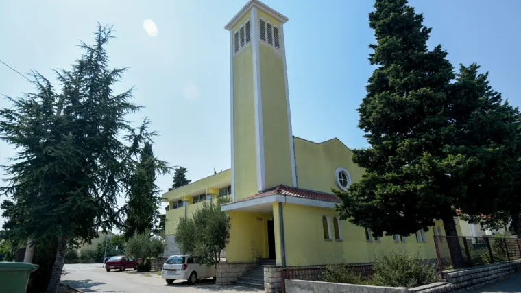 Vrijeđali vjernike, prolijevali pivu po crkvi pa istukli policijskog kapelana