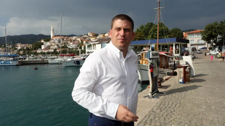 Lopovi upali u kuću njegovih roditelja, razbili zid i ukrali sef