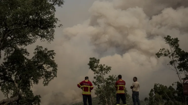 Veliki požar guta &scaron;umu u Portugalu: Oblaci dima nadvili se nad popularnim turističkim mjestima