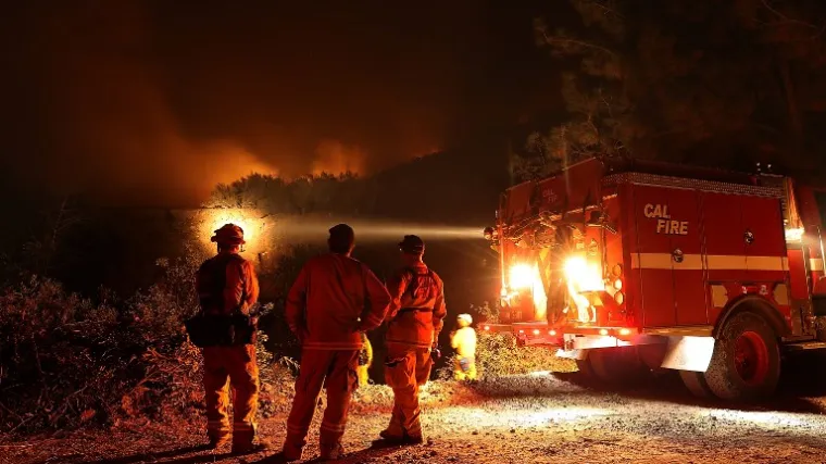 Vi&scaron;e od 14.000 vatrogasaca bori se s divovskim požarima, Trump proglasio izvanredno stanje