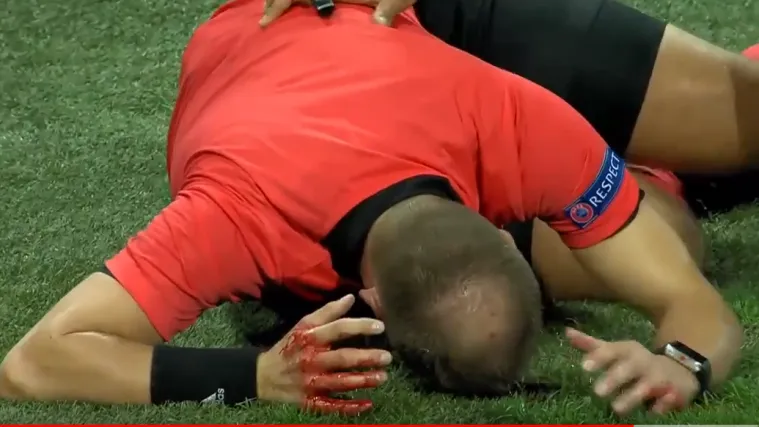 VIDEO Skandal u Grazu: Sucu bocom razbili glavu, utakmica prekinuta!