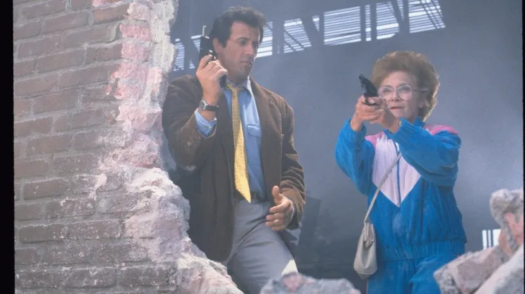 Policajacu (Sylvester Stallone) lak&scaron;e je izaći na kraj s policajcem nego li s vlastitom majkom (Stani! Ili će moja mama pucati)