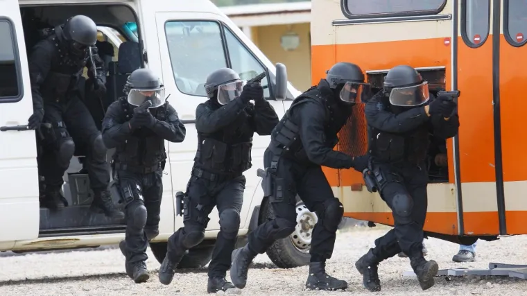 Ubio osmero članova svoje obitelji, uključujući i djecu: Policija u lovu na naoružanog mu&scaron;karca