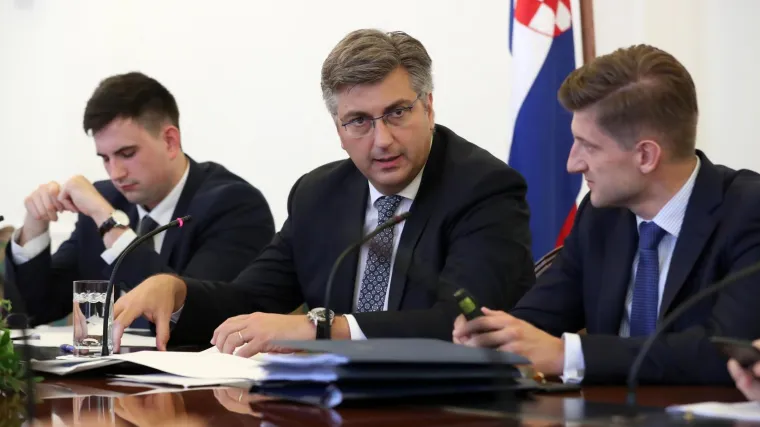 Brdo natječaja: Vlada usred ljeta traži skoro 300 novih zaposlenika