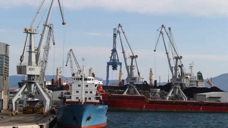 Upitna opskrba u Dalmaciji: Tanker s 27.000 kubika nafte udario u Pločama u pristani&scaron;te i razvalio dok