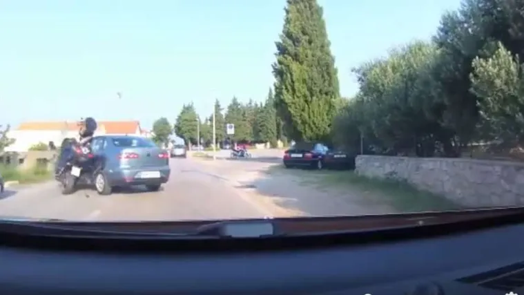 Neoprezni motociklist pretjecao automobile, a onda je jedan skrenuo...