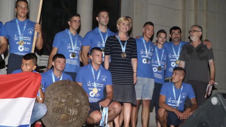 FOTO Predsjednica uručila &scaron;tit Kneza Domagoja pobjedničkoj ekipi Stabline na 21. Maratonu lađa