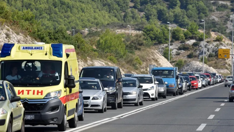 HAK: Gužve na većini prometnica, na Jadranskoj magistrali razliveno ulje