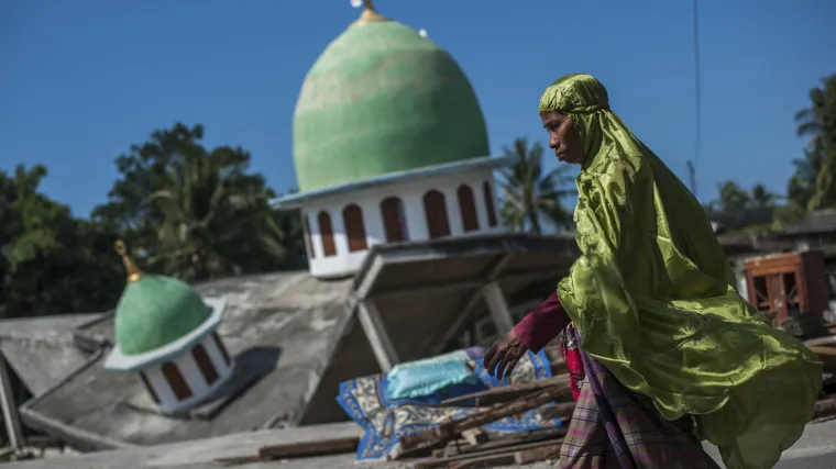 Broj žrtava u Indoneziji prešao 400: Tisuće prestravljenih turista bježe s otoka