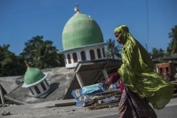 Broj žrtava u Indoneziji prešao 400: Tisuće prestravljenih turista bježe s otoka