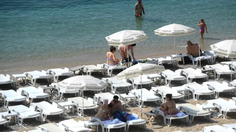 Kako koncesionari na plažama krše zakon: 'Nemaš gdje ručnik staviti. Trebale bi biti pet metara od mora'