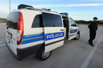 Policajac pucao na auto njemačkih registracija, nakon što je vozač krenuo na njega