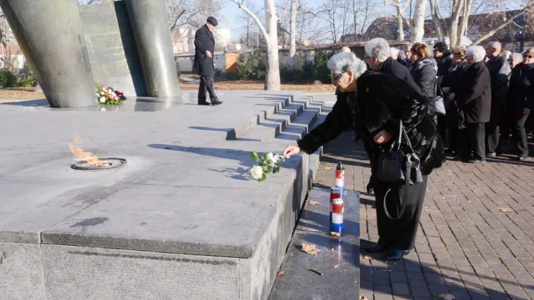 Položeni vijenci i zapaljene svijeće ispred Spomen obilježja