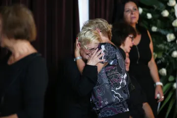 POKOPAN JE MATTEO RUŽIĆ: Mladića koji je tragično preminuo na ulici u Zaprešiću ispratili su bijelim ružama