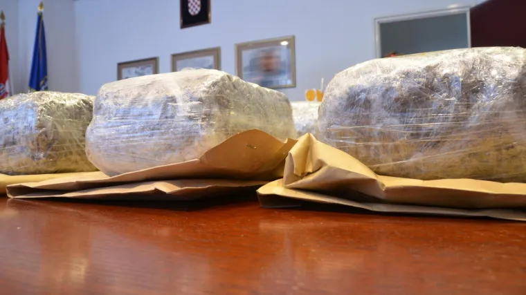 Uhićen 41-godi&scaron;nji diler s vi&scaron;e od tri kilograma marihuane: Operirao po Umagu i Grožnjanu