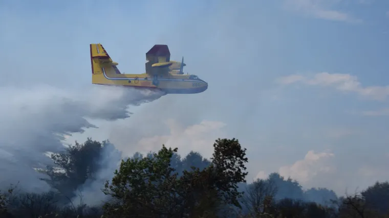 Buknuo požar na Braču: Dva kanadera i 50 vatrogasaca u borbi s vatrenom stihijom