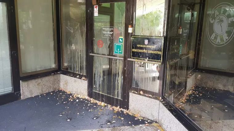 Vrata Ministarstva zdravstva gađali jajima: 'Kujundžiću, vrijeme je da odete!'