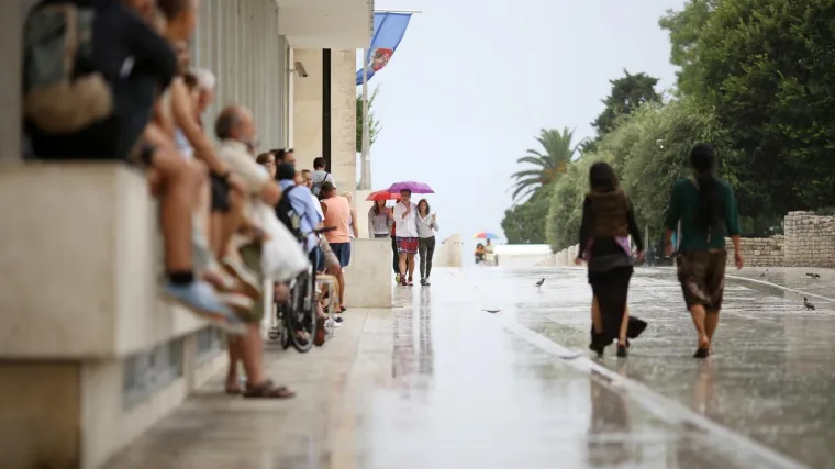Ki&scaron;a ispraznila plaže u Zadru i napunila ceste: Gužve, nervoza i velik broj nesreća