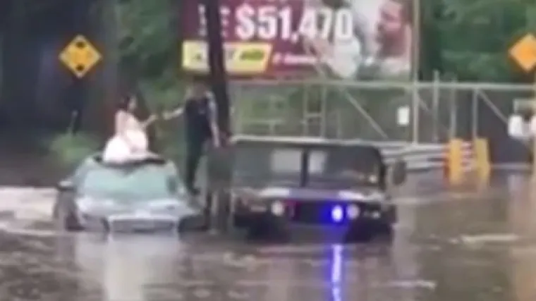 Kada nemate sreće: Netom vjenčani par zatekla poplava na cesti, pa ih policija vadila iz automobila