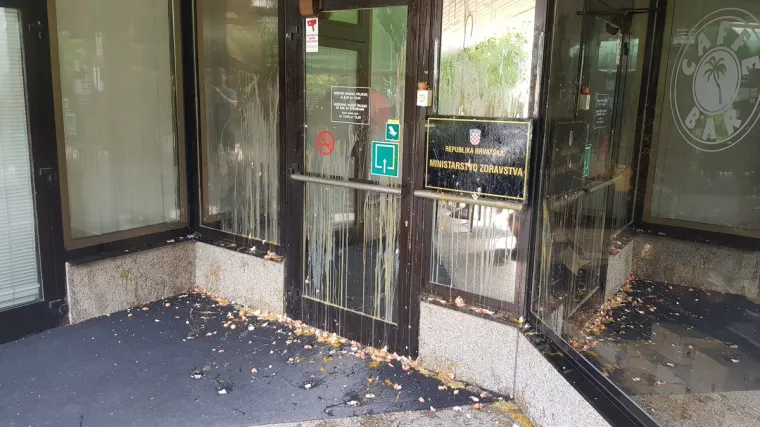 Gađali Ministarstvo zdravstva s jajima