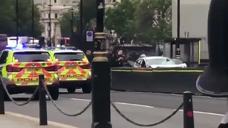 Mu&scaron;karac u automobilu zaletio se u skupinu ljudi i zabio u barijere ispred britanskog parlamenta