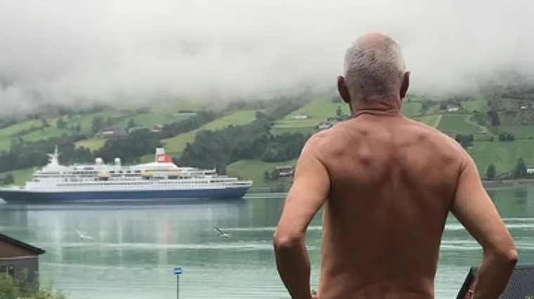 Političaru se smučio prizor koji je vidio sa svoje terase pa se ogolio u znak prosvjeda